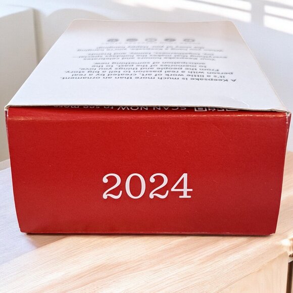 2024 HALLMARK KEEPSAKE ORNAMENT DC SUPERMAN CLARK KENT NEW - Picture 3 of 10